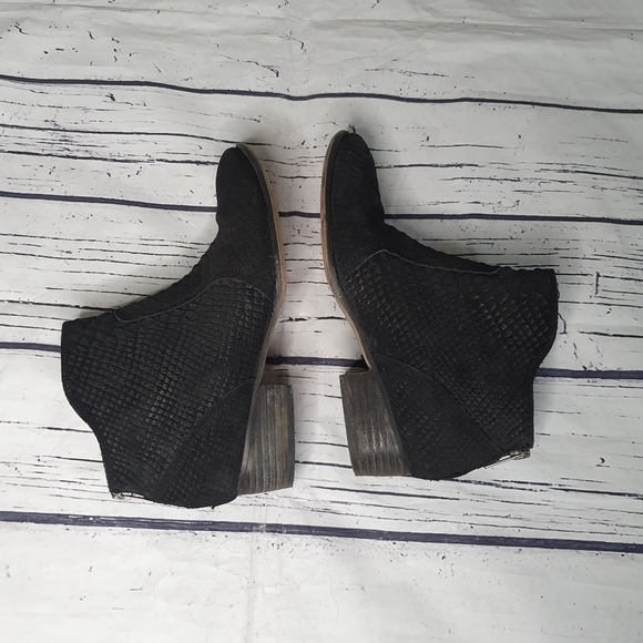 Seychelles Snake Skin Embossed Black Leather Ankle Booties Size 7 - Picture 5 of 8